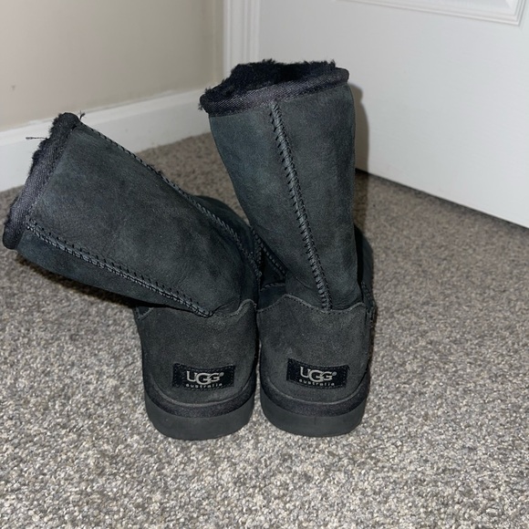 UGGS - Picture 4 of 5